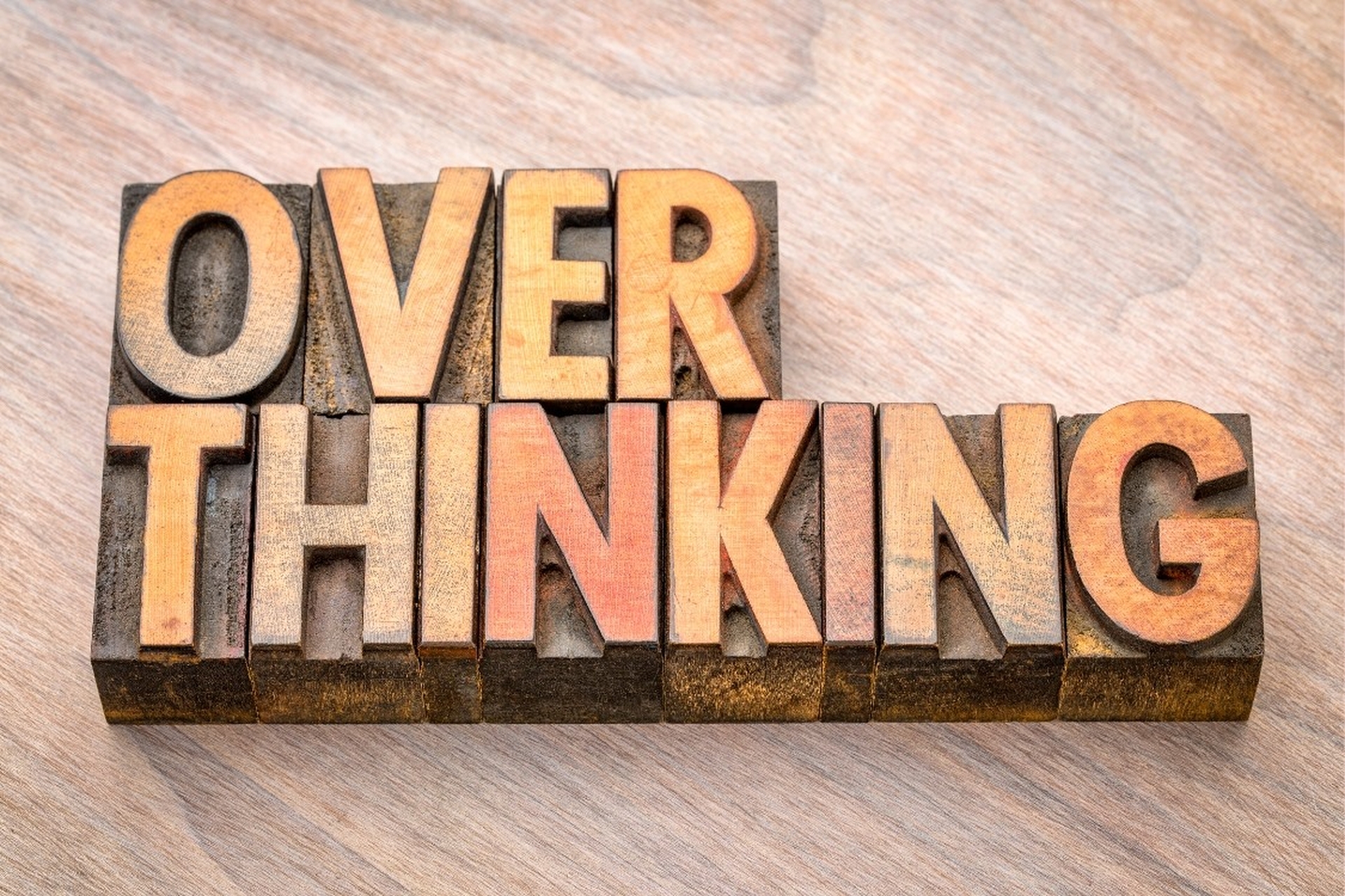 Overthinking là gì? Những biểu hiện và cách loại bỏ overthinking