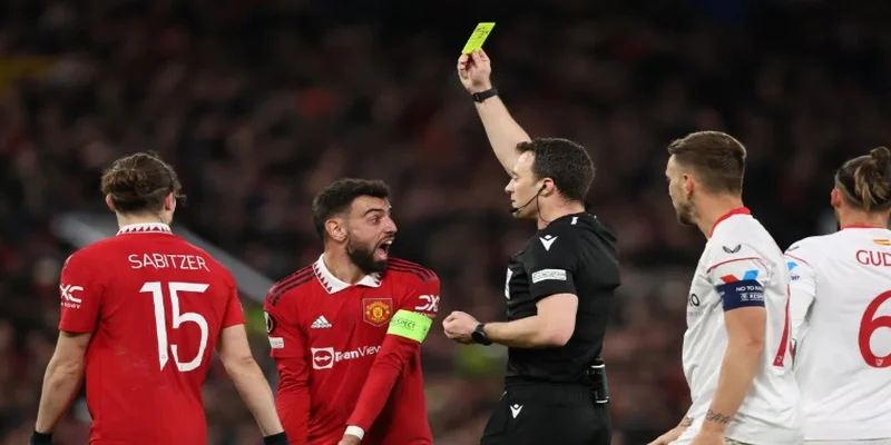 Thẻ vàng trong bóng đá là gì