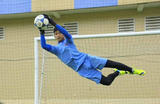 Kỹ thuật bay người bắt bóng của thủ môn bóng đá — Trung tâm Bóng đá Nam việt