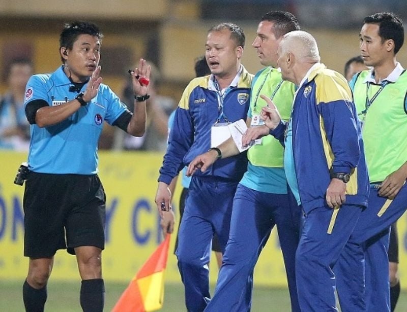 Có bao nhiêu trọng tài trong 1 trận đá bóng? Vai trò, tầm quan trọng |  Sport9 Việt Nam