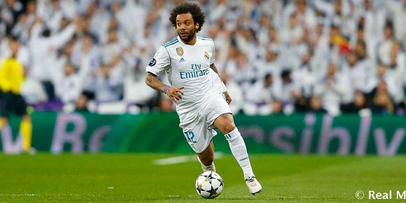 Kỹ thuật chuyền bóng dài trong bóng đá