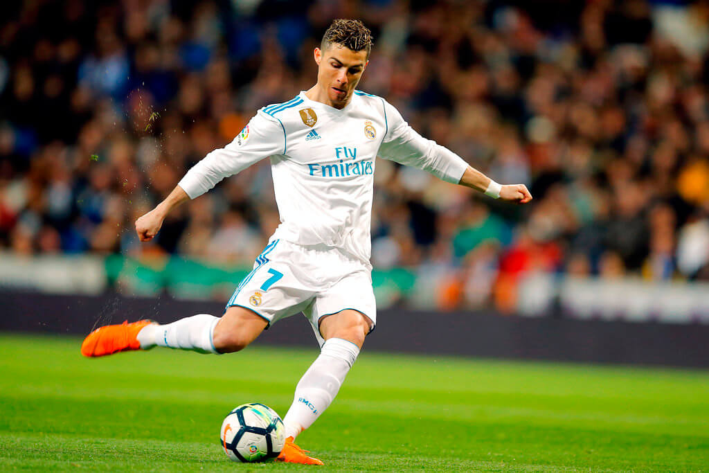 Kỹ thuật tấn công đường dài trong bóng đá hiện đại