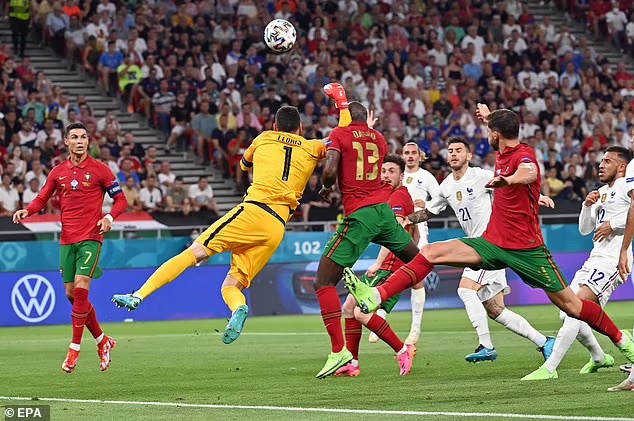 Đấm bóng nguy hiểm, thủ môn Pháp bị ví như võ sĩ - Báo Công an Nhân dân điện tử